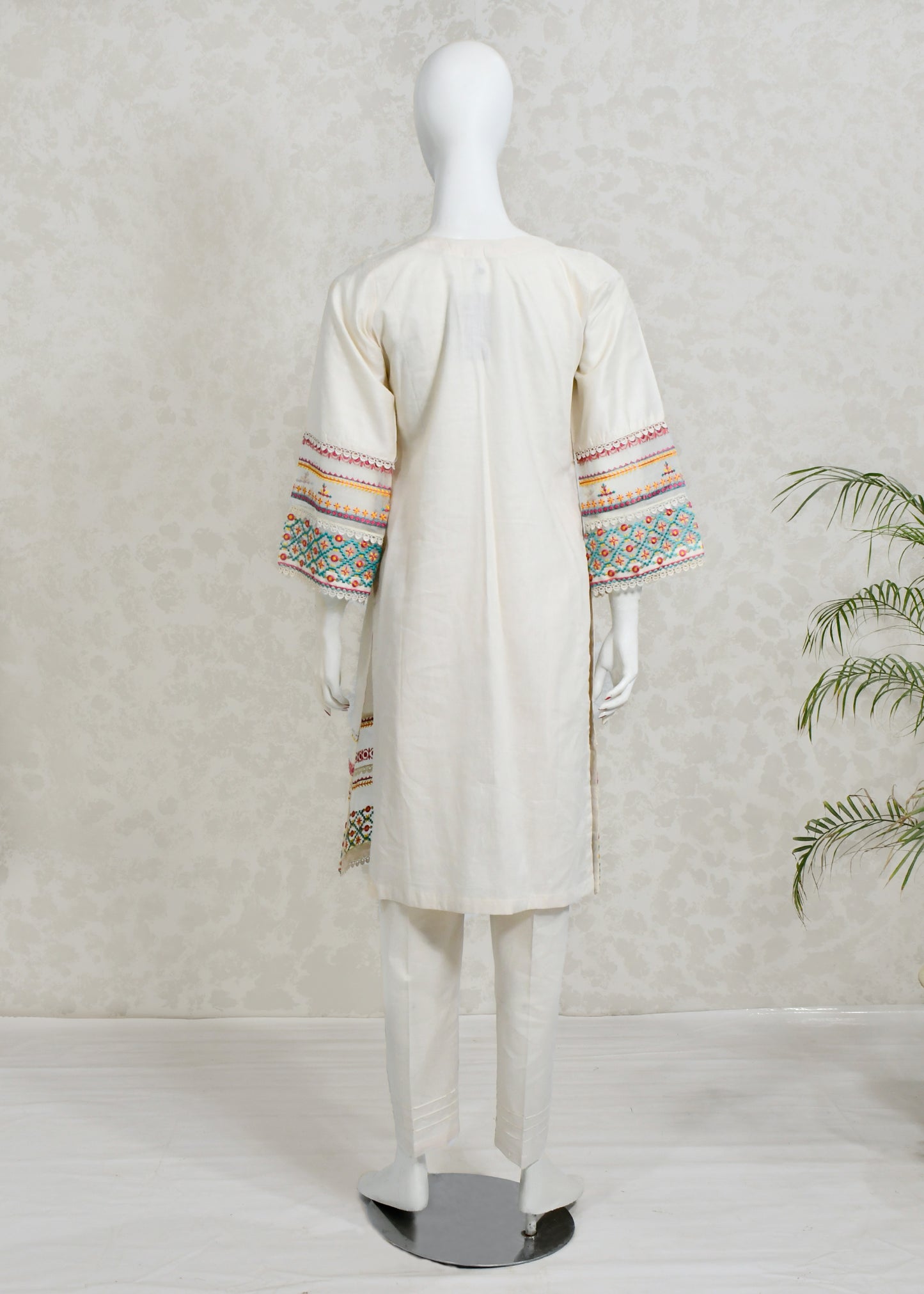 White Rangeen Zaib-e-tan